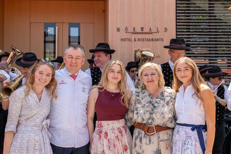 Familie Mörwald vor ihrem neuen Gutshof.