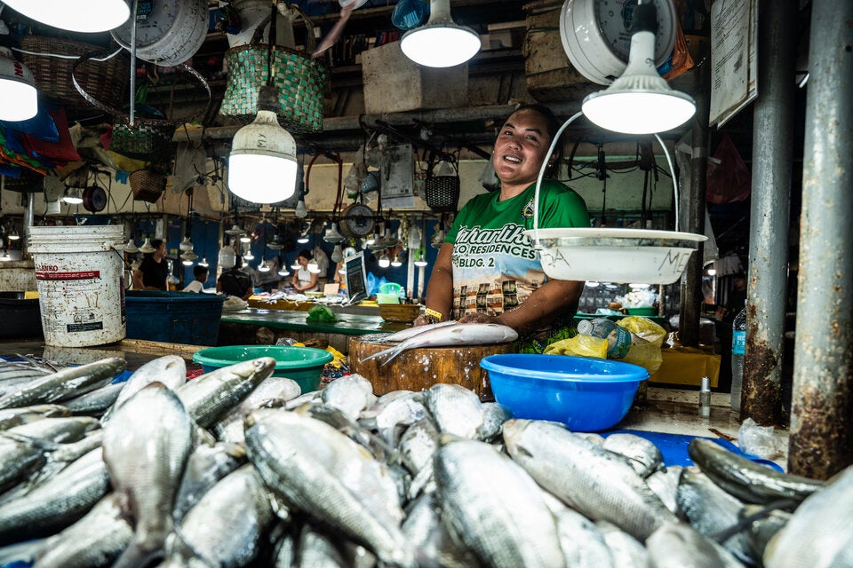 Fischmarkt in Cebu-City. Ein freundliches Lächeln gehört natürlich immer dazu. 