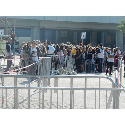 One Direction: Fans stehen vor dem Stadion Schlange