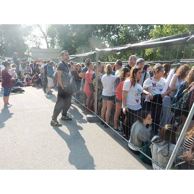 One Direction: Fans stehen vor dem Stadion Schlange