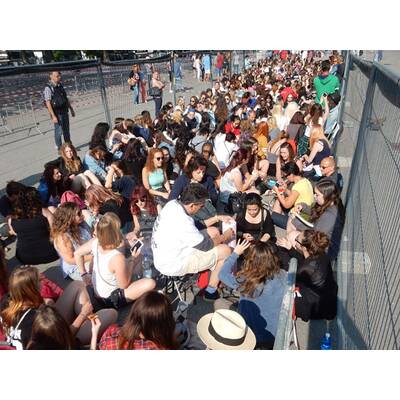 One Direction: Fans stehen vor dem Stadion Schlange