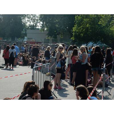 One Direction: Fans stehen vor dem Stadion Schlange