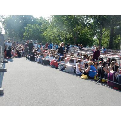 One Direction: Fans stehen vor dem Stadion Schlange