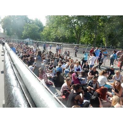 One Direction: Fans stehen vor dem Stadion Schlange