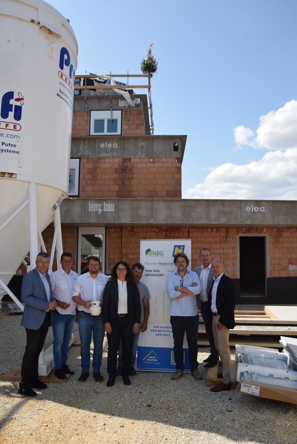 Dachgleichenfeier v. l.n. r. Martin Schuster, NBG-Direktor, Vizebürgermeister Hubert Fembek und Thomas Seyer, Bürgermeisterin Marina Kargl, Polier Johann Kaimberger, Architekt Florian Schütz, Norbert Schandl, NBG und Baumeister Christian Lang