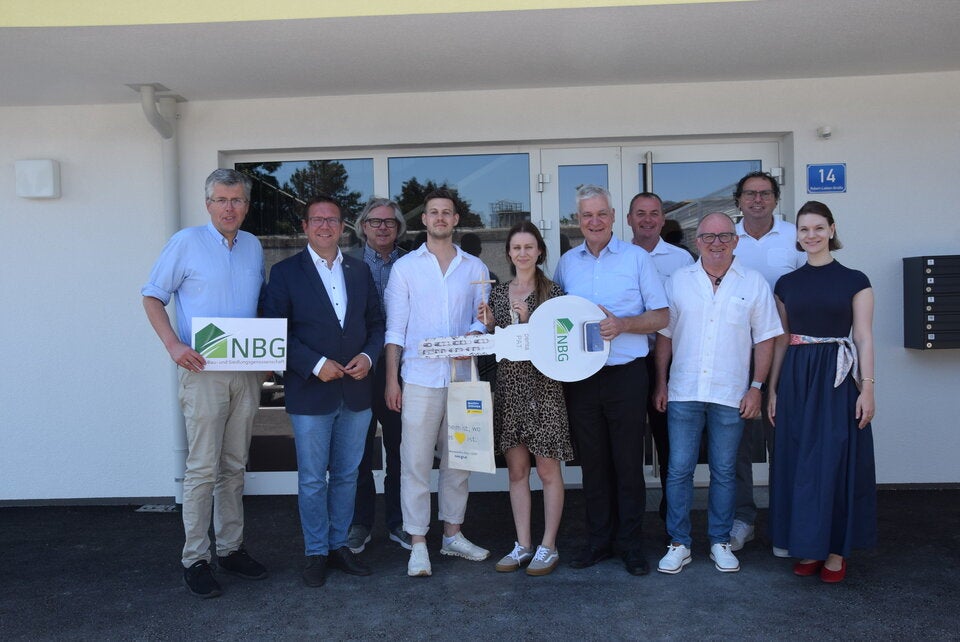 v. l. n. r.: Dir. Schuster, Bürgermeister Christian Haberhauer, Architekt Horst Kottbauer, Mieter, Abg.z.NÖ Landtag Anton Kasser, Ing. Norbert Schandl, Gemeinderat Bernhard Wagner, Mag. Ing. Karl-Heinz Pabst GU, Architektin Nadine Mautner Markhof.