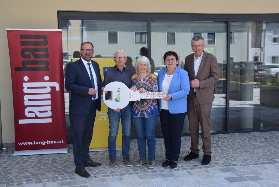 Schlüsselübergabe in Oed: LAbg. Bernhard Ebner, Mieter: Franz und Anna und Stoik, Bürgermeisterin KommRat Michaela Hinterholzer, Vorstandsobmann Martin Schuster/NBG (v. l. n. r.)