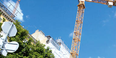 Riesiger Baukran am Karlsplatz.