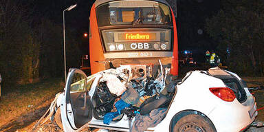 Zug krachte in Auto – Bursch in Lebensgefahr