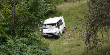 Kleinbus kracht gegen Baum: Ein Toter in Kärnten 