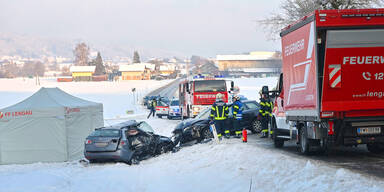 Lenkerin crasht frontal mit Pkw – 18-Jährige tot