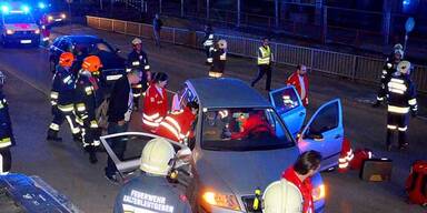 Unfall: Hochschwangere in Pkw eingeschlossen