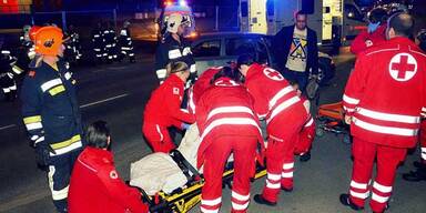 Unfall: Hochschwangere in Pkw eingeschlossen