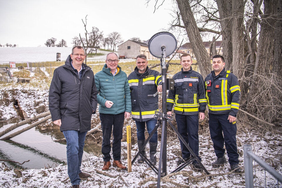 EVN Vorstandsdirektor Stefan Stallinger, LH-Stv. Stephan Pernkopf, Bürgermeister Lukas Michlmayr, Marcel Vollgruber (FF Haindorf) und Andreas Zöchlinger (FF Haag).