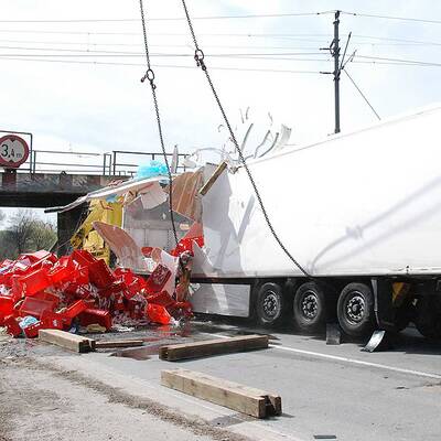 LKW voller Rinderhälften umgekippt: 3 Verletzte
