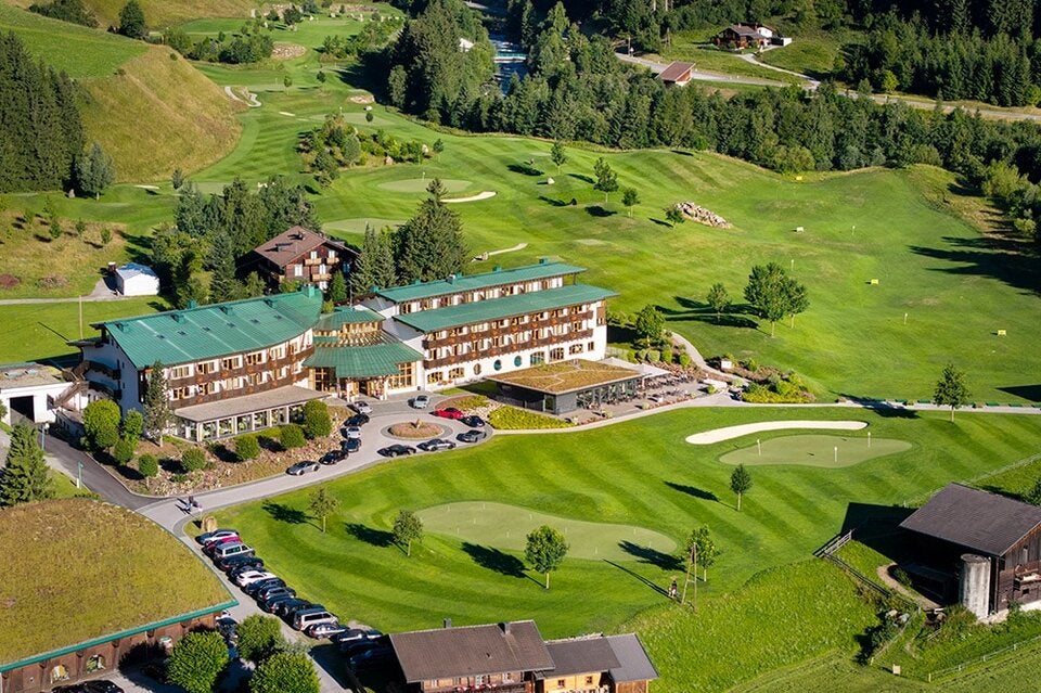 Defereggen Hotel & Resort lädt zum Golfurlaub inkl. 5-tägigem Kurs zur Platzreife. Saisonstart: 13. Mai.