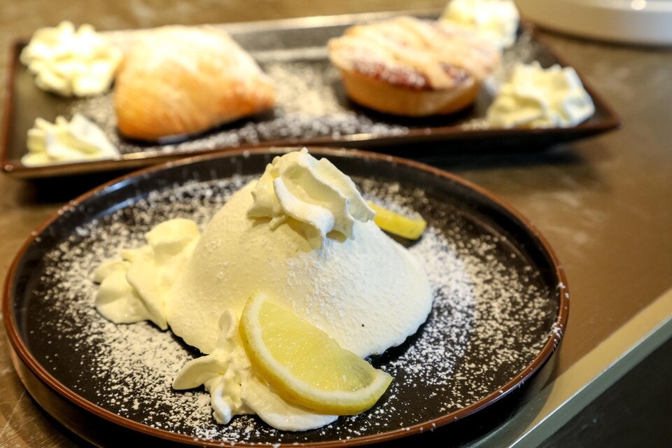 Dolci: Sfogliatelle, die zitronige Delizia al Limone.