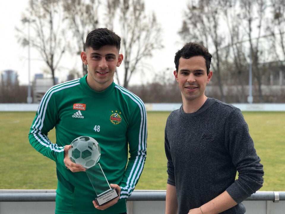 ÖSTERREICH-Reporter Scheichl übergab Demir die oe24-Trophäe