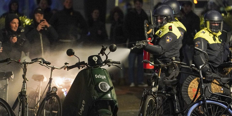 Niederlande verhängen Teil-Lockdown: Straßenschlachten
