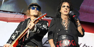 Johnny Depp rockt die Burg Clam