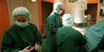 Der Zustand des Patienten wird ständig überwacht