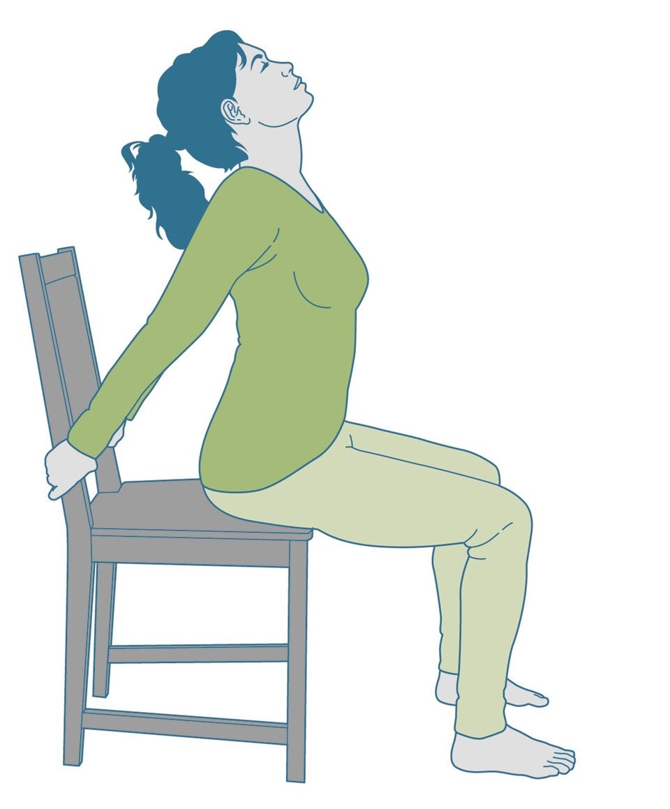 Stress abbauen im Sitzen? Diese Stuhl-Yoga-Übungen helfen sofort
