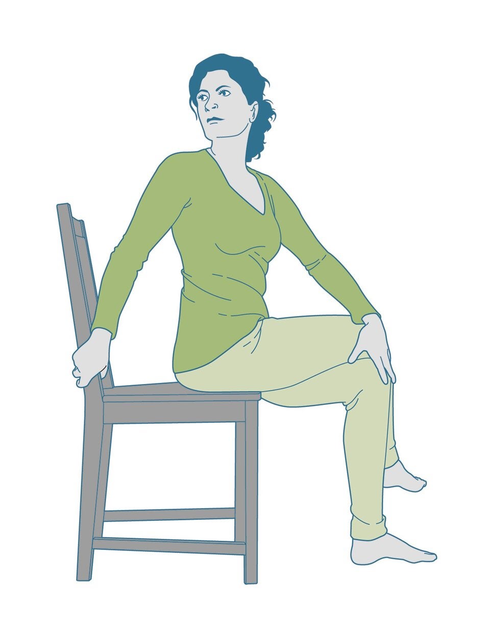 Stress abbauen im Sitzen? Diese Stuhl-Yoga-Übungen helfen sofort