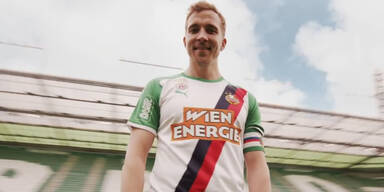 Christopher Dibon mit dem neuen Rapid-Trikot 2021/22