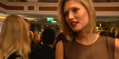 So zickt die Neue von Leonardo Dicaprio