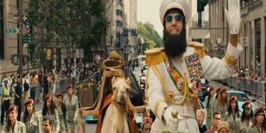 Anfangsszene: Baron Cohen als Diktator