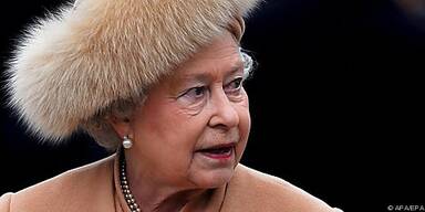 Die Monarchin speist Tee und Toast