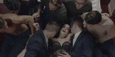 Dita Von Teese versext Monarchy-Video