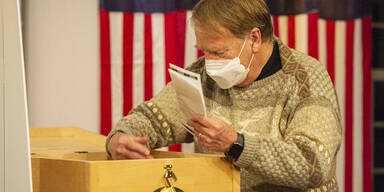 US-Wahl 2020 | Entscheidende Staaten unterbrechen Ausz&auml;hlung