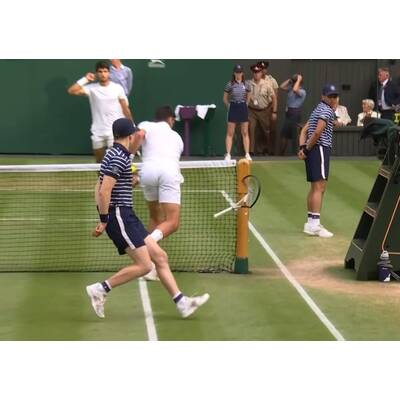 Tag 14: Carlos Alcaraz präsentiert stolz die Trophäe.