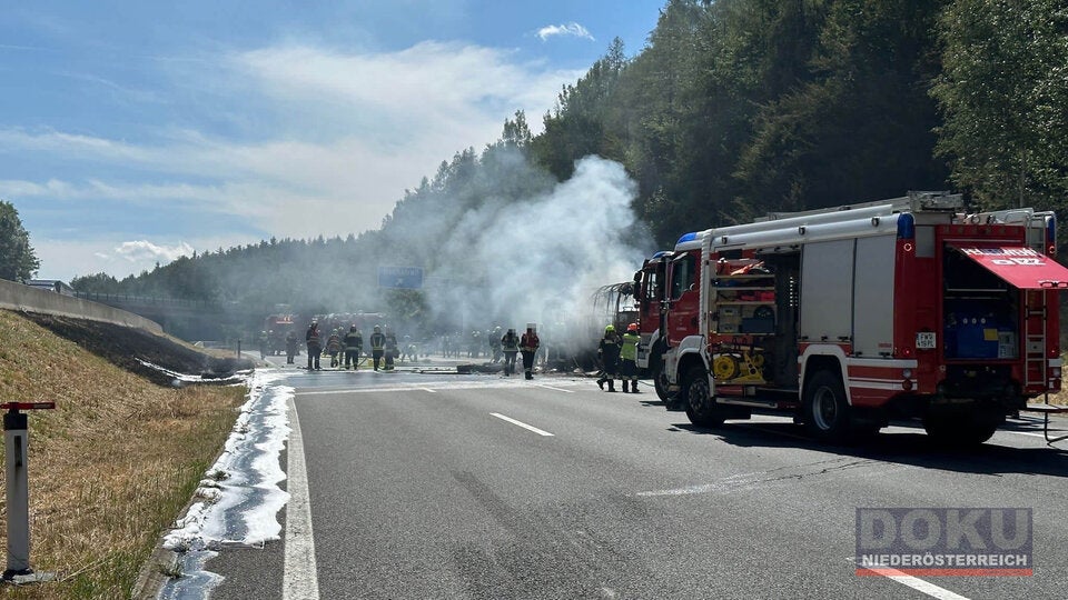 Reisebus in Flammen