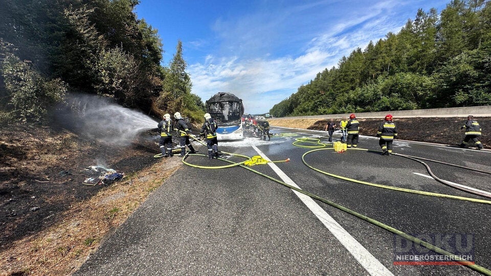 Reisebus in Flammen