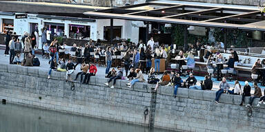 Menschenmassen am Wiener Donaukanal