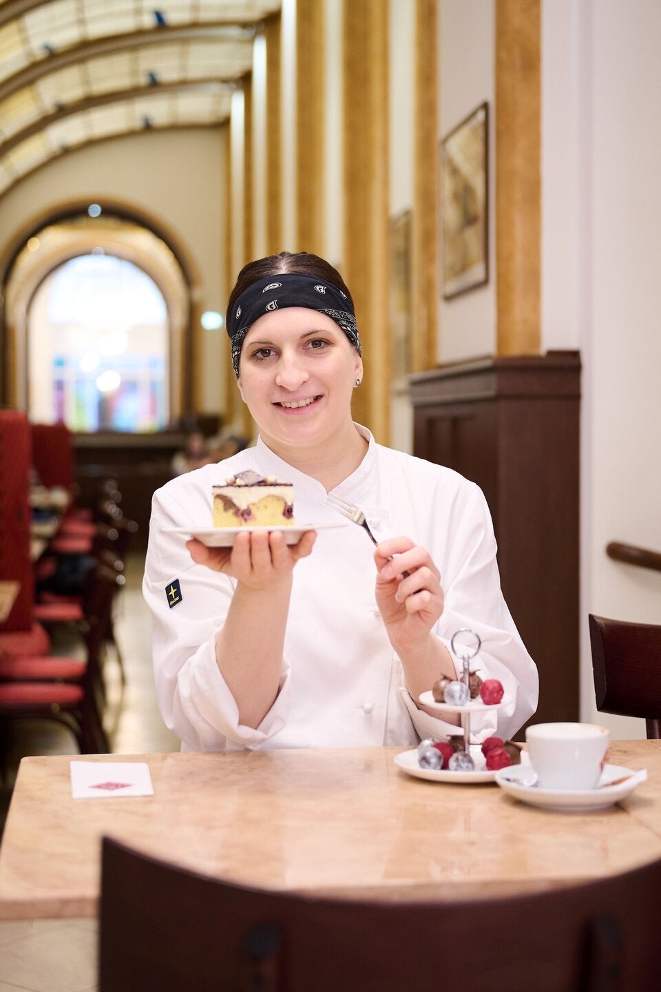 Sluka-Backstubenleierin Manuela Heinisch mit der neu aufgelegten Donauwelle.