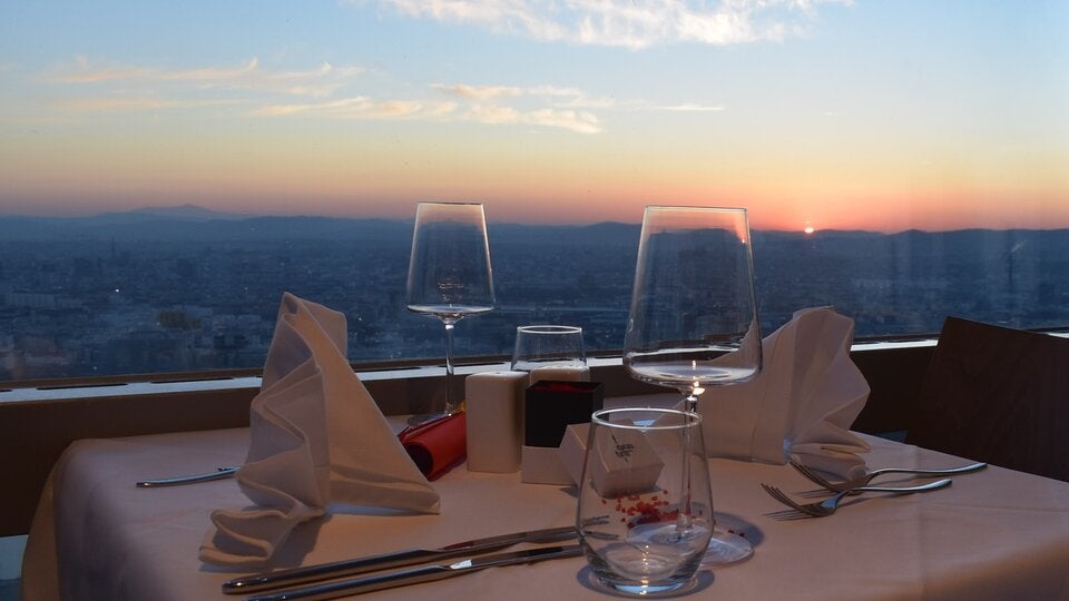 RomantischesValentinstags-Dinner im Turm Restaurant oder Turm Café mit Panoramablick auf Wien.