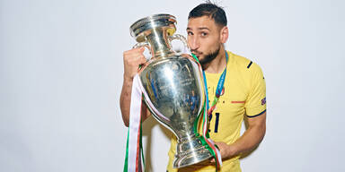 Italien-Torwart Gianluigi Donnarumma mit dem EM-Pokal