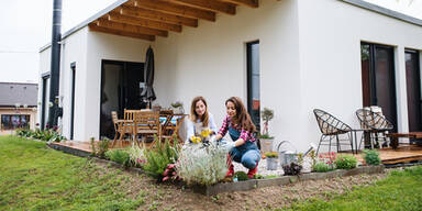 2 Frauen pflegen Garten