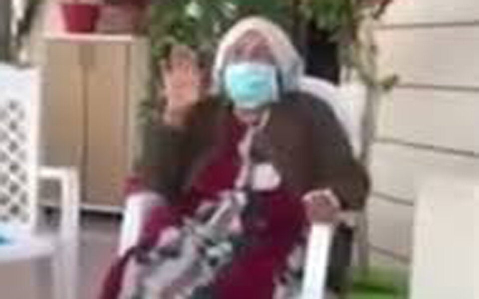 Sohn verabschiedet sterbende Mutter vom Spitalfenster aus