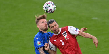 Aleksander Dragovic (Österreich) im Luftduell mit Ciro Immobile (Italien)