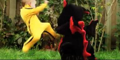 "Dragon Baby" k&auml;mpft Karate mit Drachen
