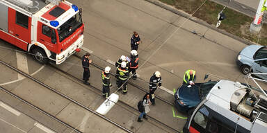 Auto kracht in Wiener Straßenbahn