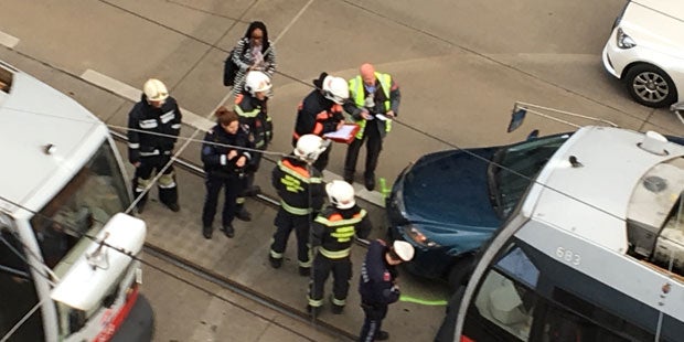 Auto kracht in Wiener Straßenbahn