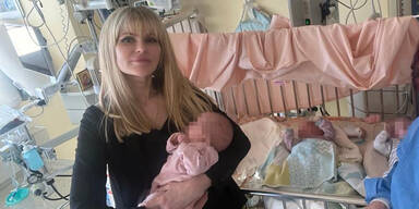 Anw&auml;ltin Liane Hirschbrich mit ihren Drillingen