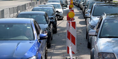 Autos in der Drive-In-Teststation