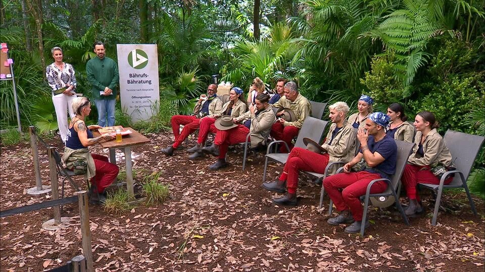 Dschungel-Start mit 1. Streit, Betten-Bruch und Nacktbad