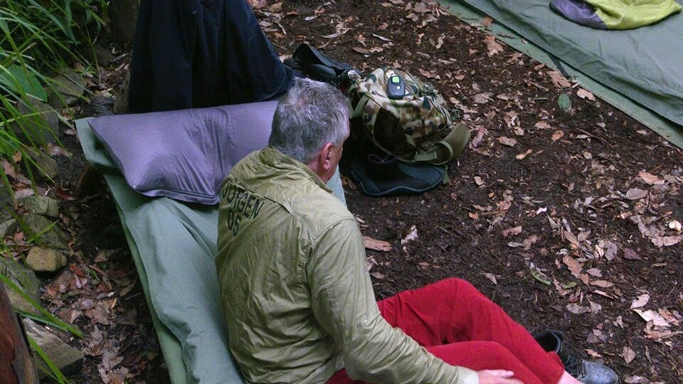 Dschungel-Start mit 1. Streit, Betten-Bruch und Nacktbad